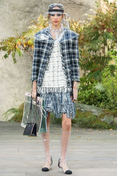 Look 16